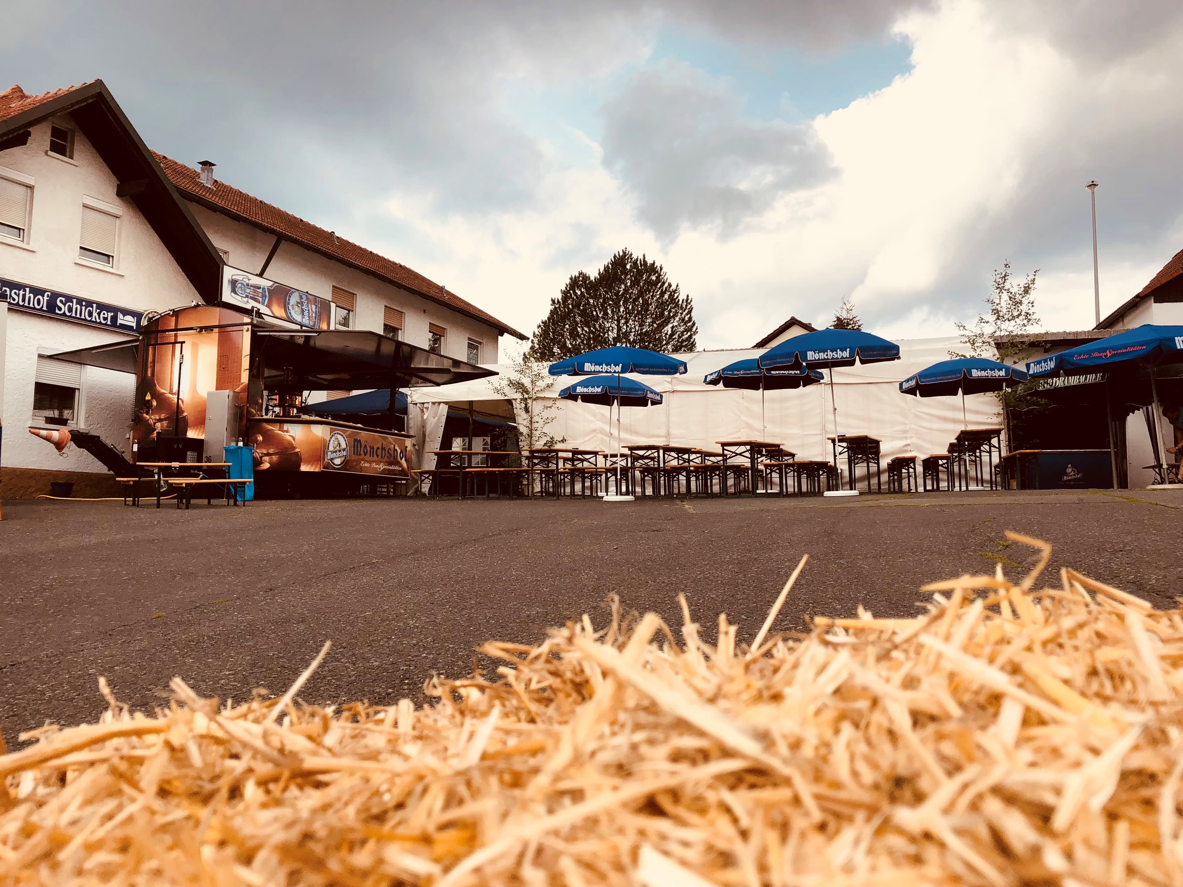 Gasthof Schicker – Kirchweih mit Strohballen und Festzelt